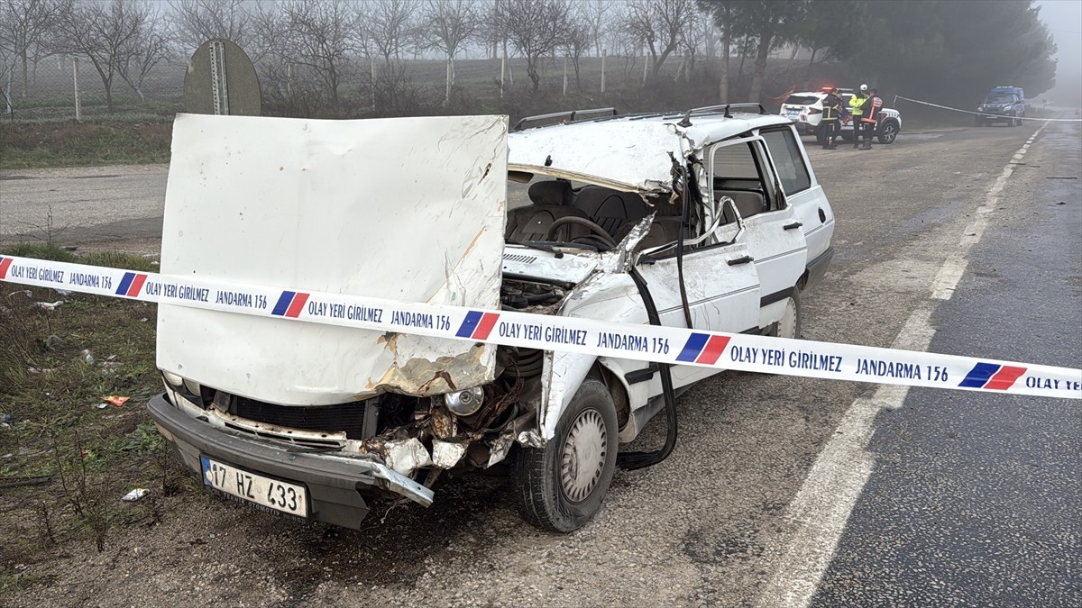 Çanakkale'nin Çan ilçesinde tırın dorsesine çarpan otomobilin sürücüsü yaşamını...
