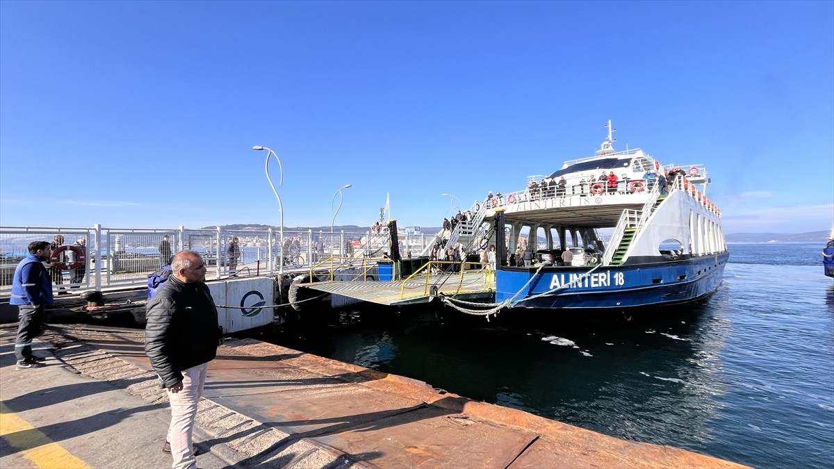 Çanakkale Boğazı'nda makine arızası yapan feribot, iskeleye yanaştırıldı.