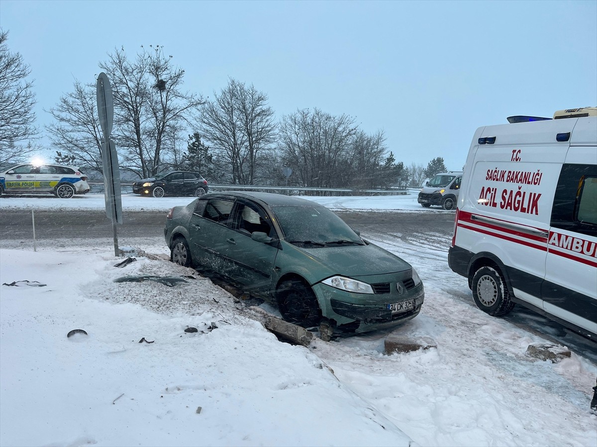Çankırı'da meydana gelen trafik kazasında 4 kişi yaralandı. Olay yerine sağlık, polis ve jandarma...