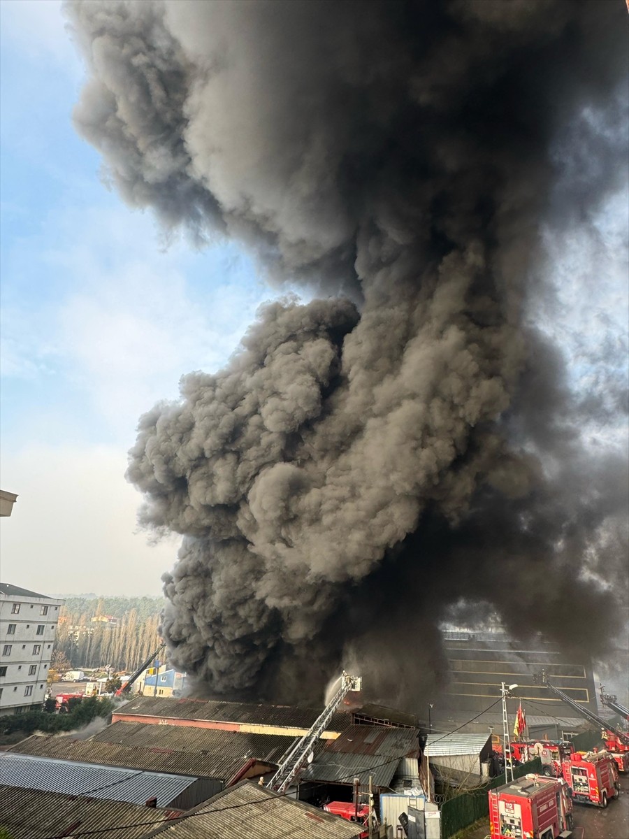 Çekmeköy Alemdağ Mahallesi Saray Caddesi üzerinde bulunan lastik fabrikasında çıkan yangına...
