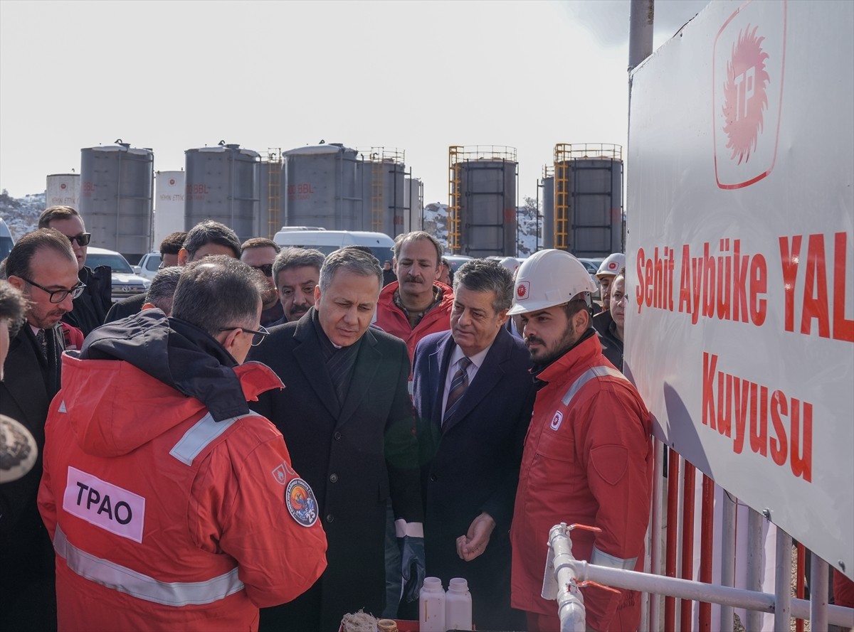 Çeşitli temaslarda bulunmak üzere Şırnak'a gelen İçişleri Bakanı Ali Yerlikaya, petrol üretimi...