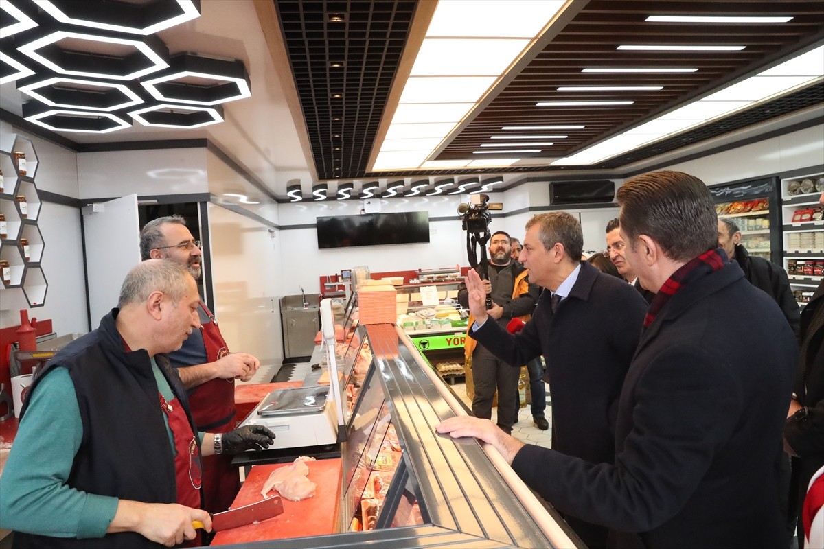 Çeşitli ziyaretlerde bulunmak üzere Erzincan'a gelen CHP Genel Başkanı Özgür Özel, Halk Buluşması...