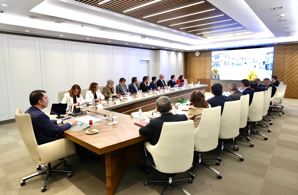 Çevre, Şehircilik ve İklim Değişikliği Bakanı Murat Kurum, CHP'li milletvekilleri ve belediye...