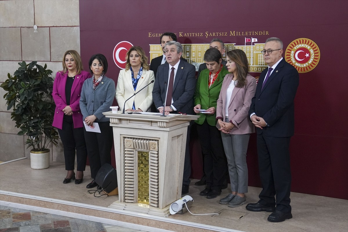 CHP Ankara Milletvekili Aylin Yaman (sol 2) ve CHP'li bir grup milletvekiliyle Meclis'te...