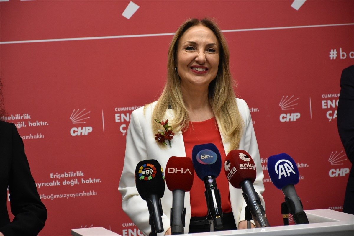 CHP Genel Başkan Yardımcısı Aylin Nazlıaka, CHP İzmir İl Başkanlığı'nda, kentte önceki gün...