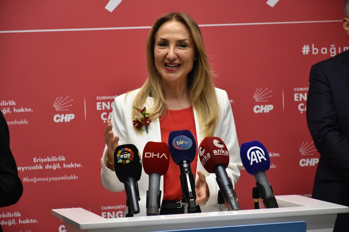 CHP Genel Başkan Yardımcısı Aylin Nazlıaka, CHP İzmir İl Başkanlığı'nda, kentte önceki gün...