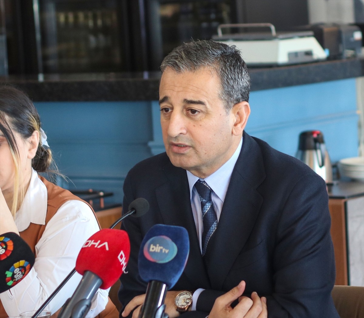 CHP Genel Başkan Yardımcısı Burhanettin Bulut (ortada), İzmir'deki bir restoranda düzenlediği...