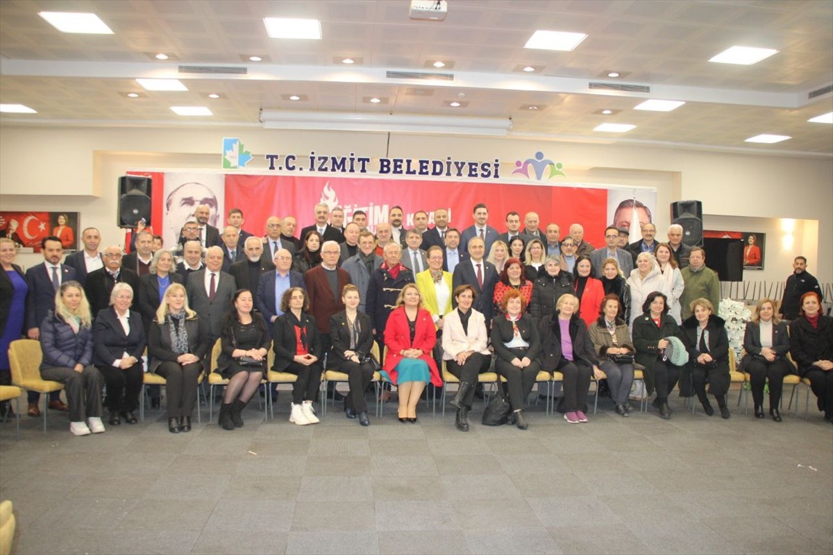 CHP Genel Başkan Yardımcısı Suat Özçağdaş, İzmit Belediyesi Dernekler Yerleşkesinde düzenlenen...