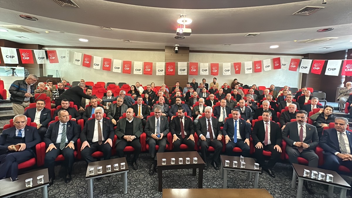 CHP Genel Başkan Yardımcısı Yalçın Karatepe, Hatay'ın İskenderun ilçesinde iş insanlarıyla bir...