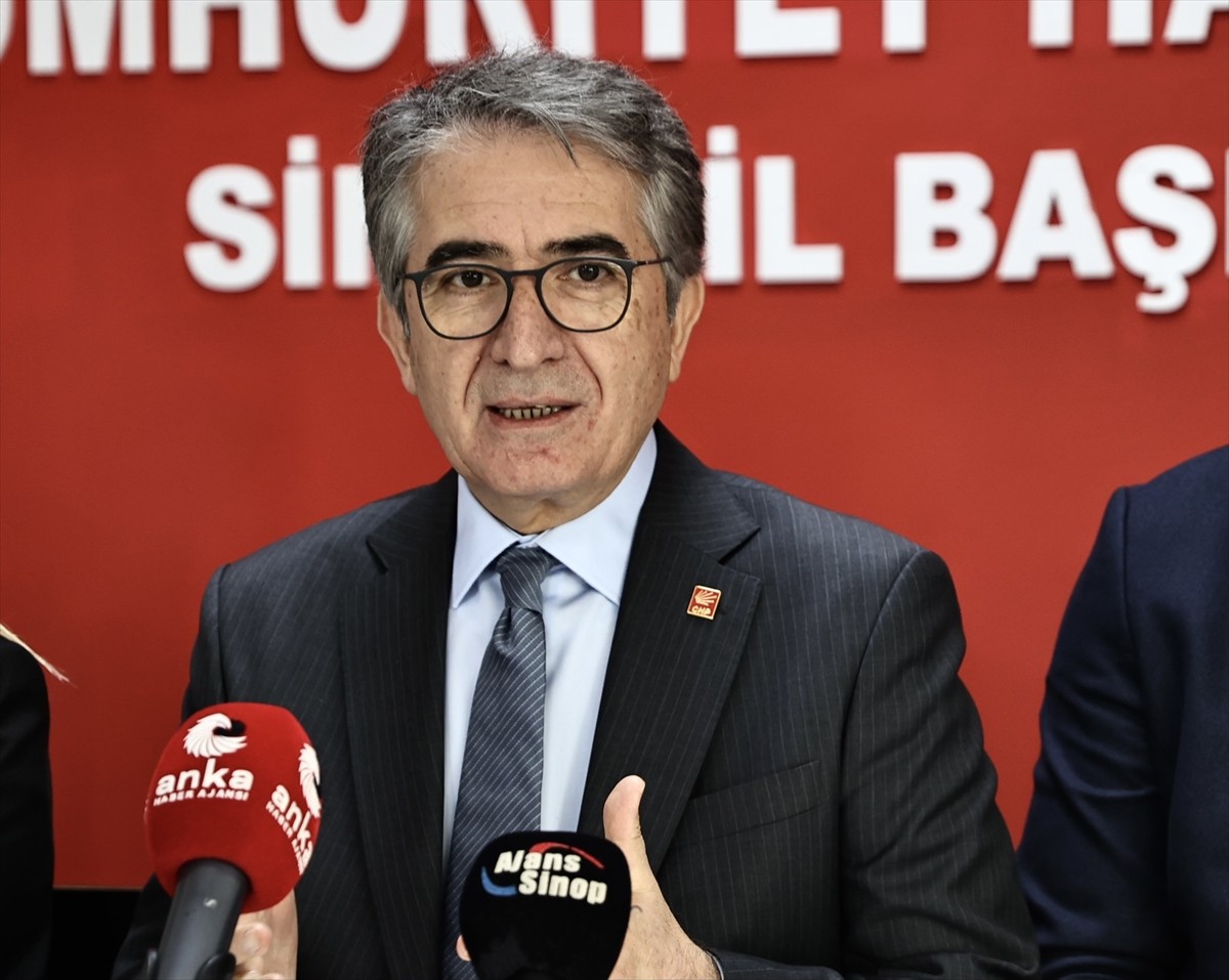 CHP Genel Başkan Yardımcısı Yalçın Karatepe (sağ 3), CHP Sinop İl Başkanlığında düzenlediği basın...
