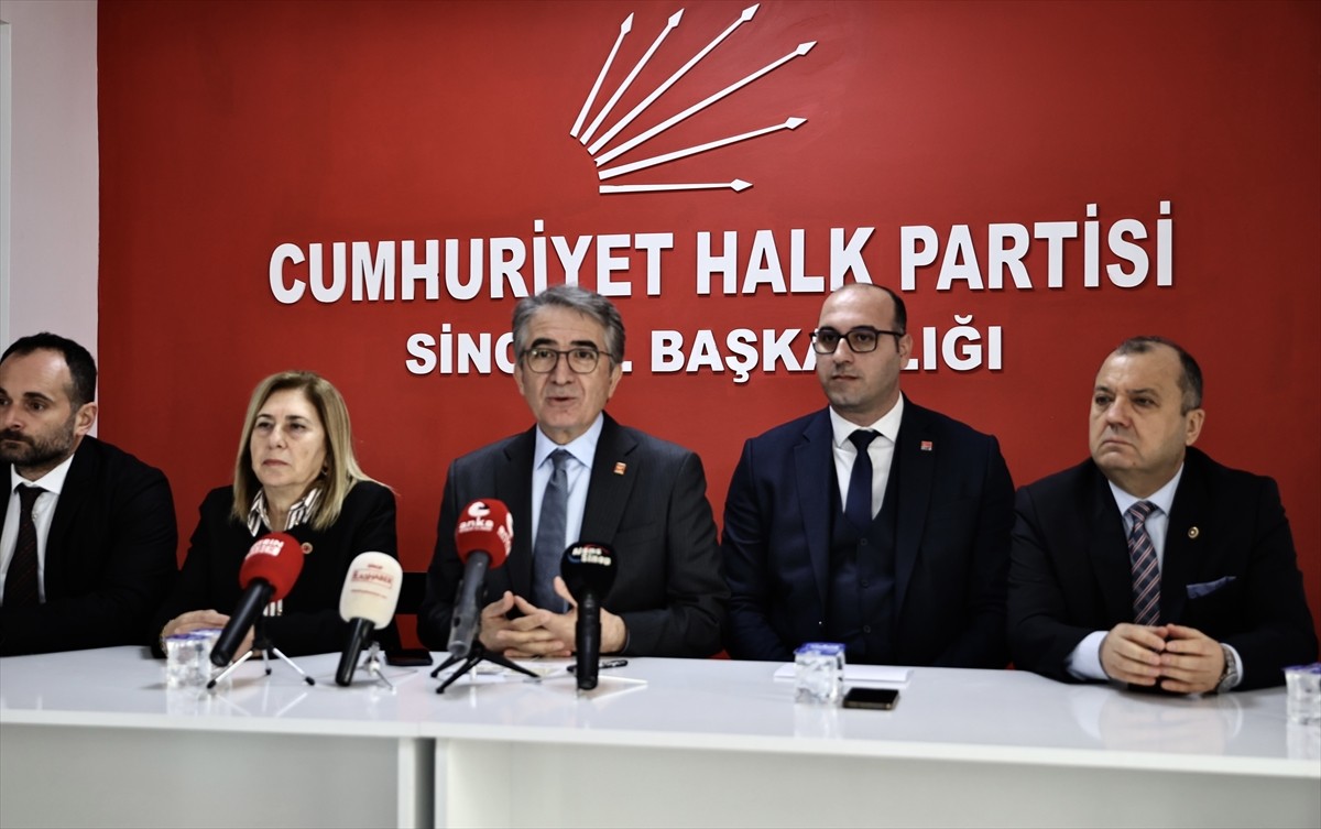 CHP Genel Başkan Yardımcısı Yalçın Karatepe (sağ 3), CHP Sinop İl Başkanlığında düzenlediği basın...
