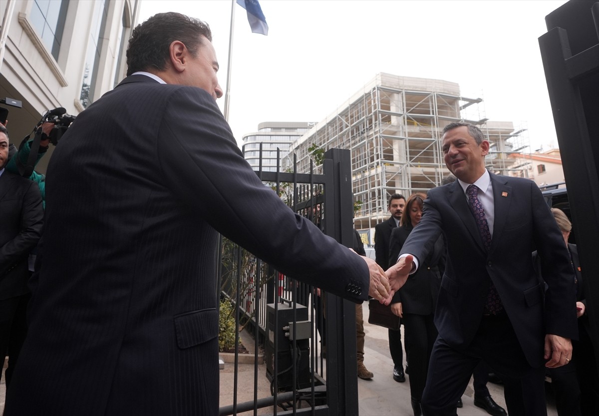 CHP Genel Başkanı Özgür Özel, beraberindeki parti heyetiyle, DEVA Partisi Genel Merkezi'ne gelerek...