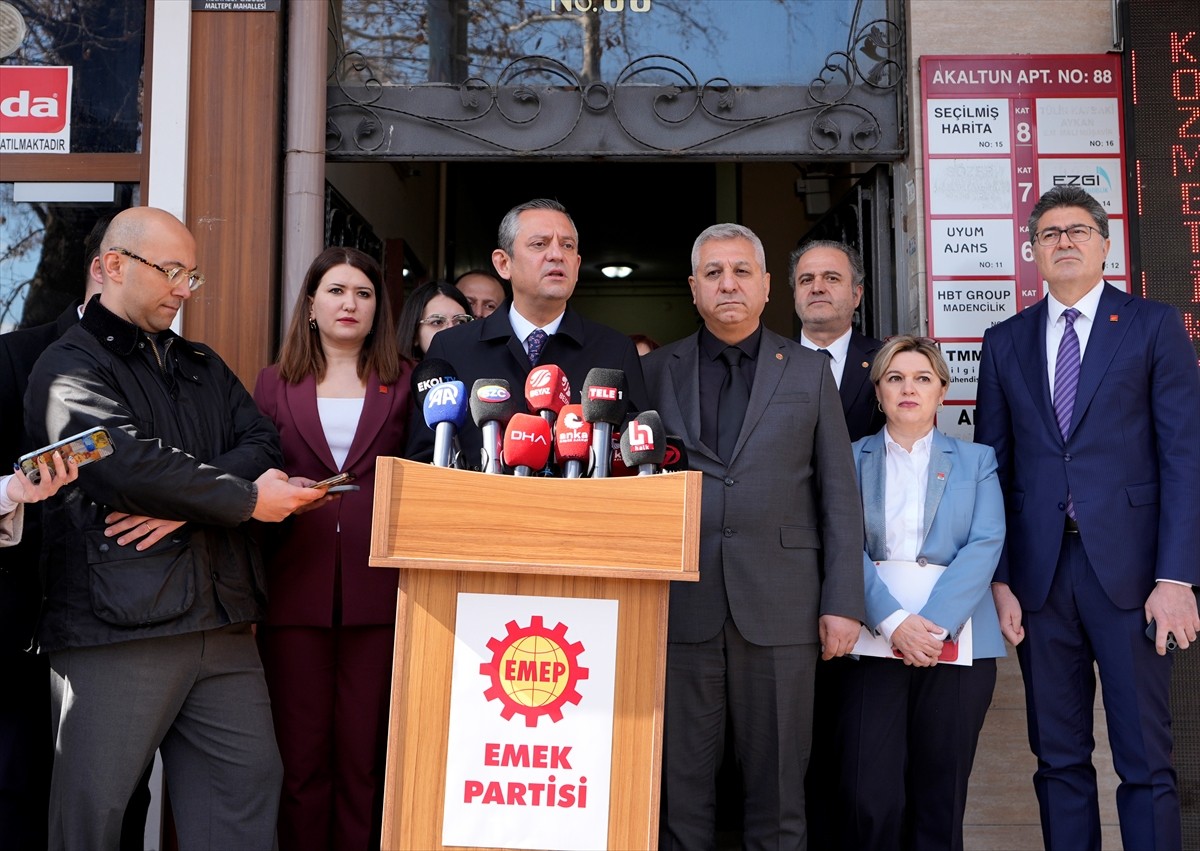 CHP Genel Başkanı Özgür Özel, beraberindeki parti heyetiyle Emek Partisi (EMEP) Genel Başkanı...