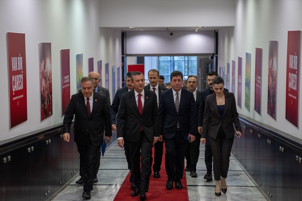 CHP Genel Başkanı Özgür Özel, CHP Genel Merkezi'nde düzenlenen İl Genel Meclis Üyeleri Buluşmasına...