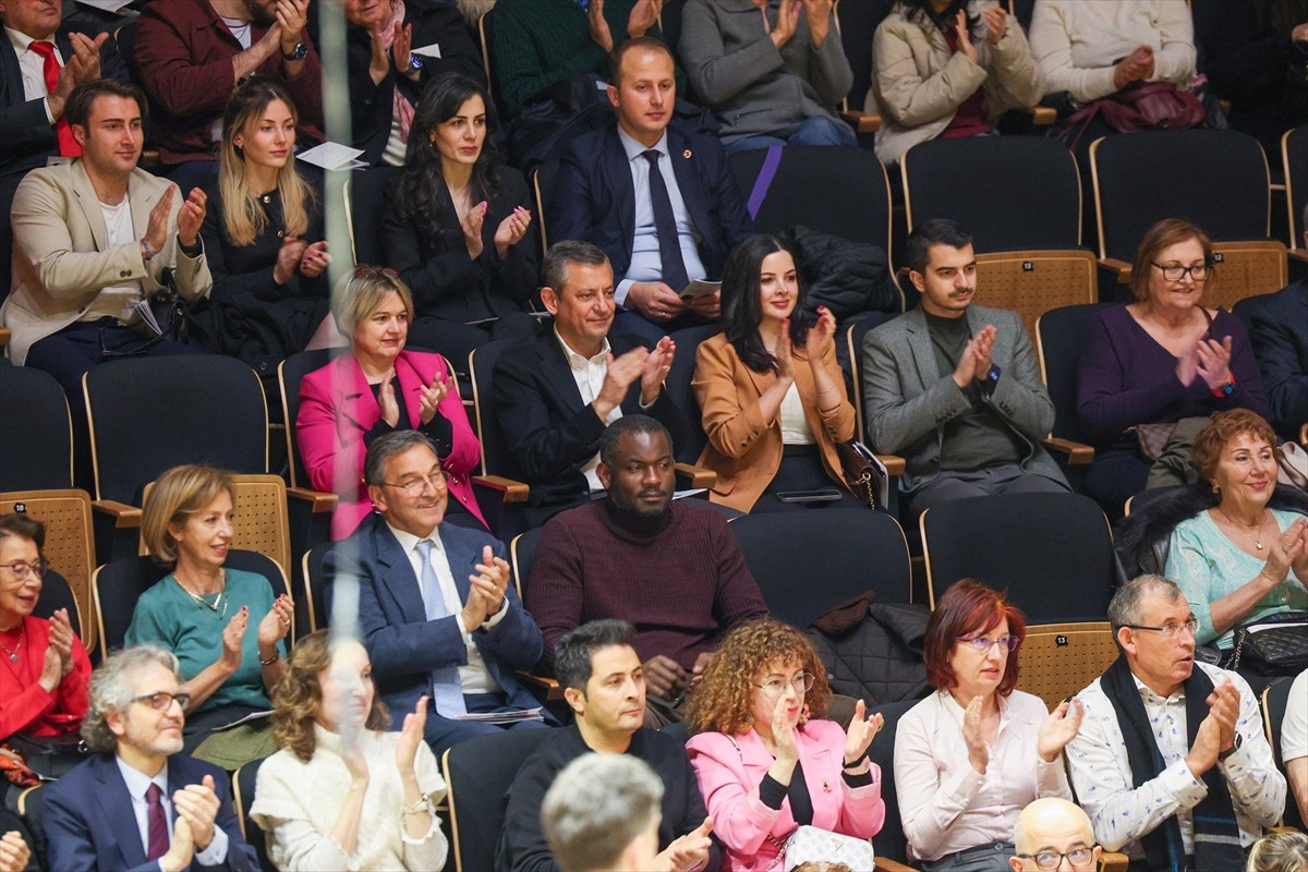 CHP Genel Başkanı Özgür Özel, Cumhurbaşkanlığı Senfoni Orkestrası dinletisine katıldı. Özel'e CHP...