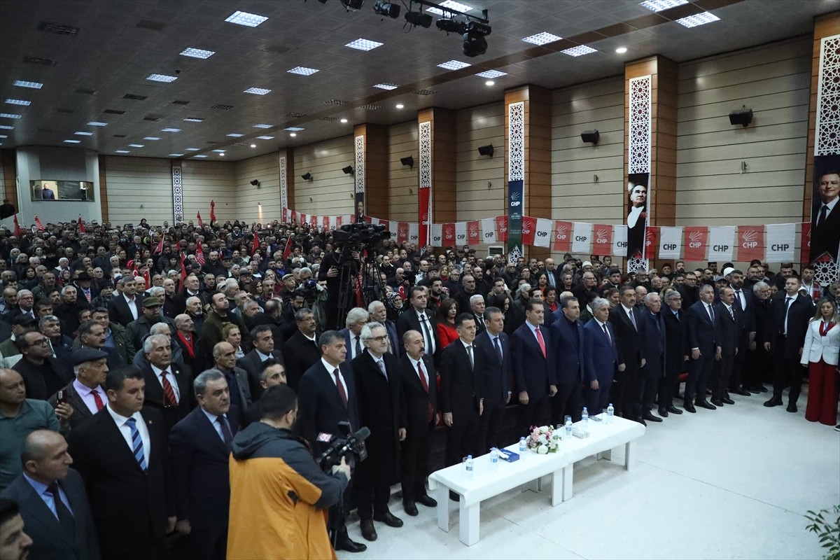 CHP Genel Başkanı Özgür Özel, Erzincan İl Kültür Salonu'nda düzenlenen "Halk Buluşması"na...