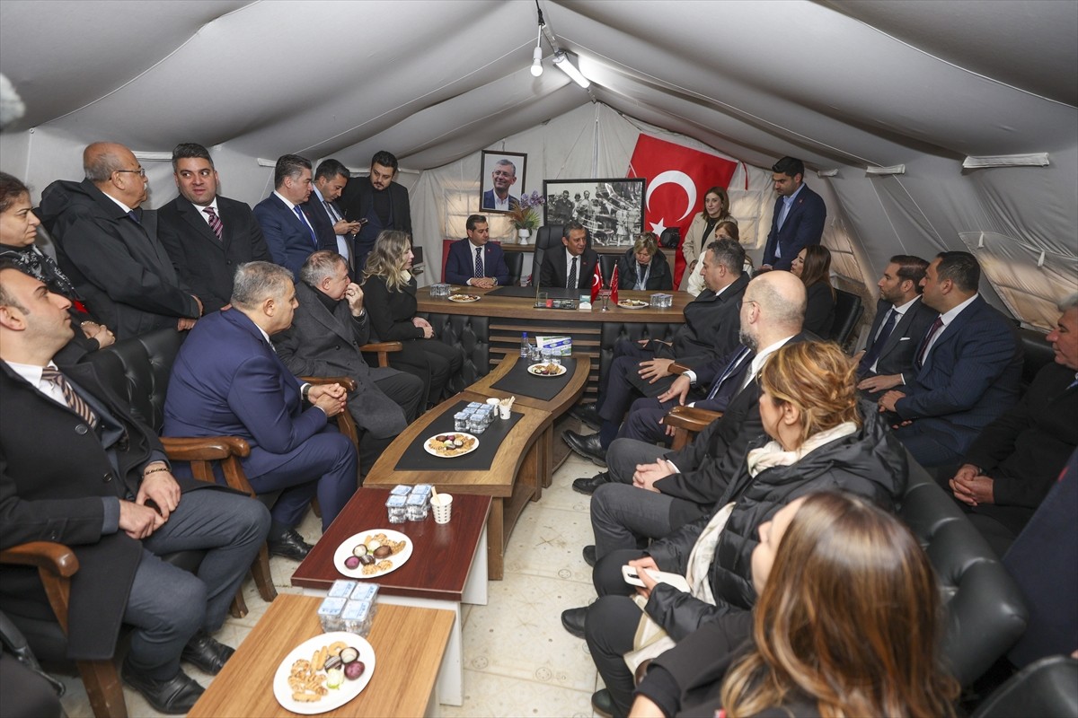 CHP Genel Başkanı Özgür Özel, Hatay'ın Antakya ilçesi Akasya Mahallesi'ndeki CHP İl Başkanlığı...