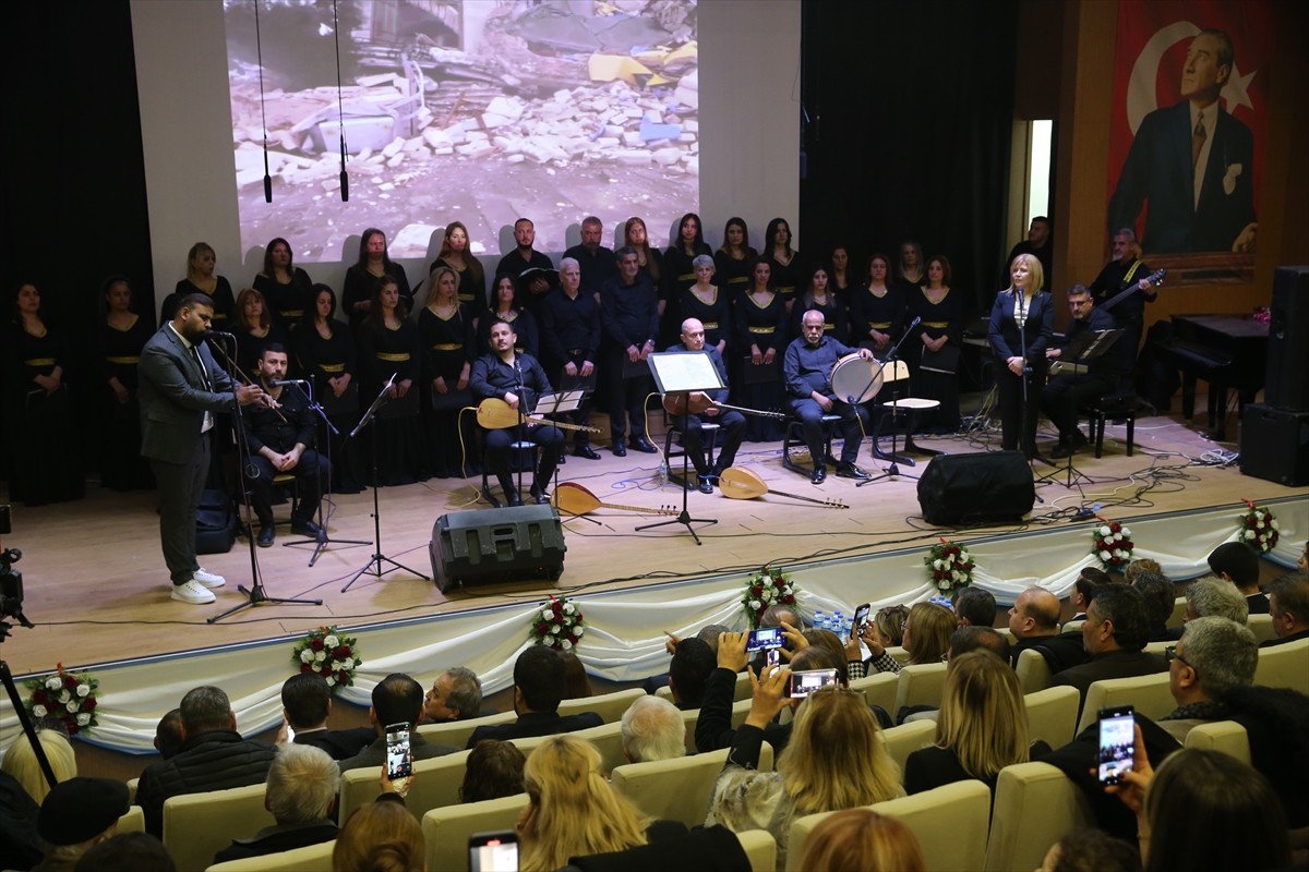 CHP Genel Başkanı Özgür Özel (ortada), Hatay'da 6 Şubat 2023'teki depremlerde hayatını...