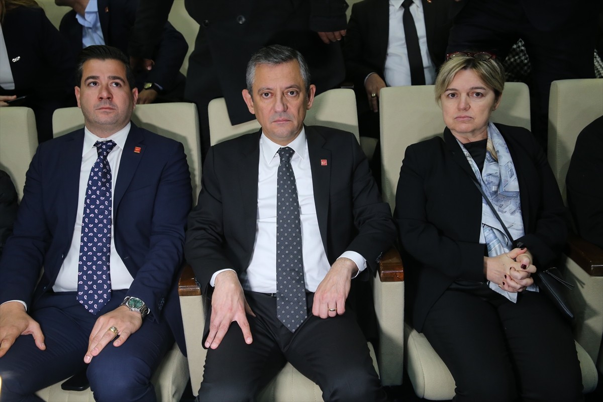 CHP Genel Başkanı Özgür Özel (ortada), Hatay'da 6 Şubat 2023'teki depremlerde hayatını...