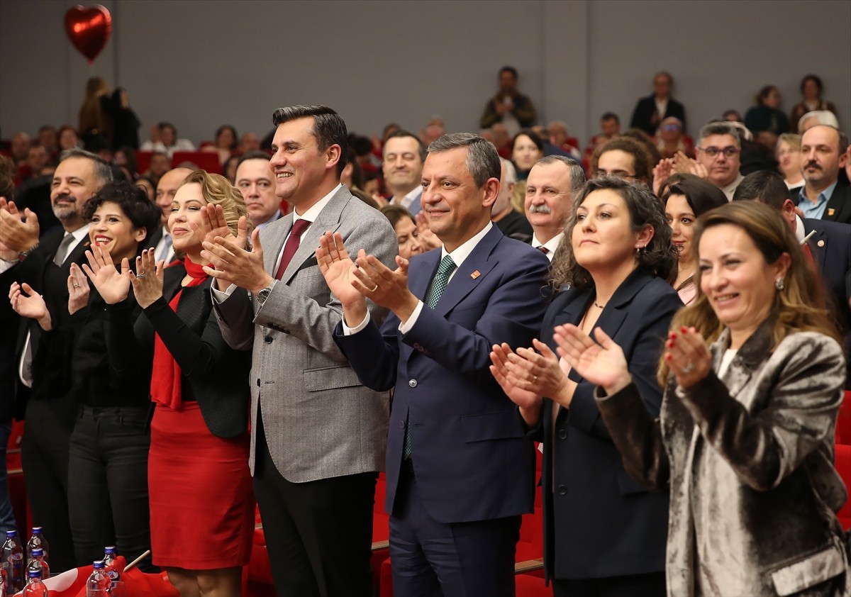CHP Genel Başkanı Özgür Özel (ortada),  Manisa'da Ataşehir Belediyesi Gençlik Senfoni...