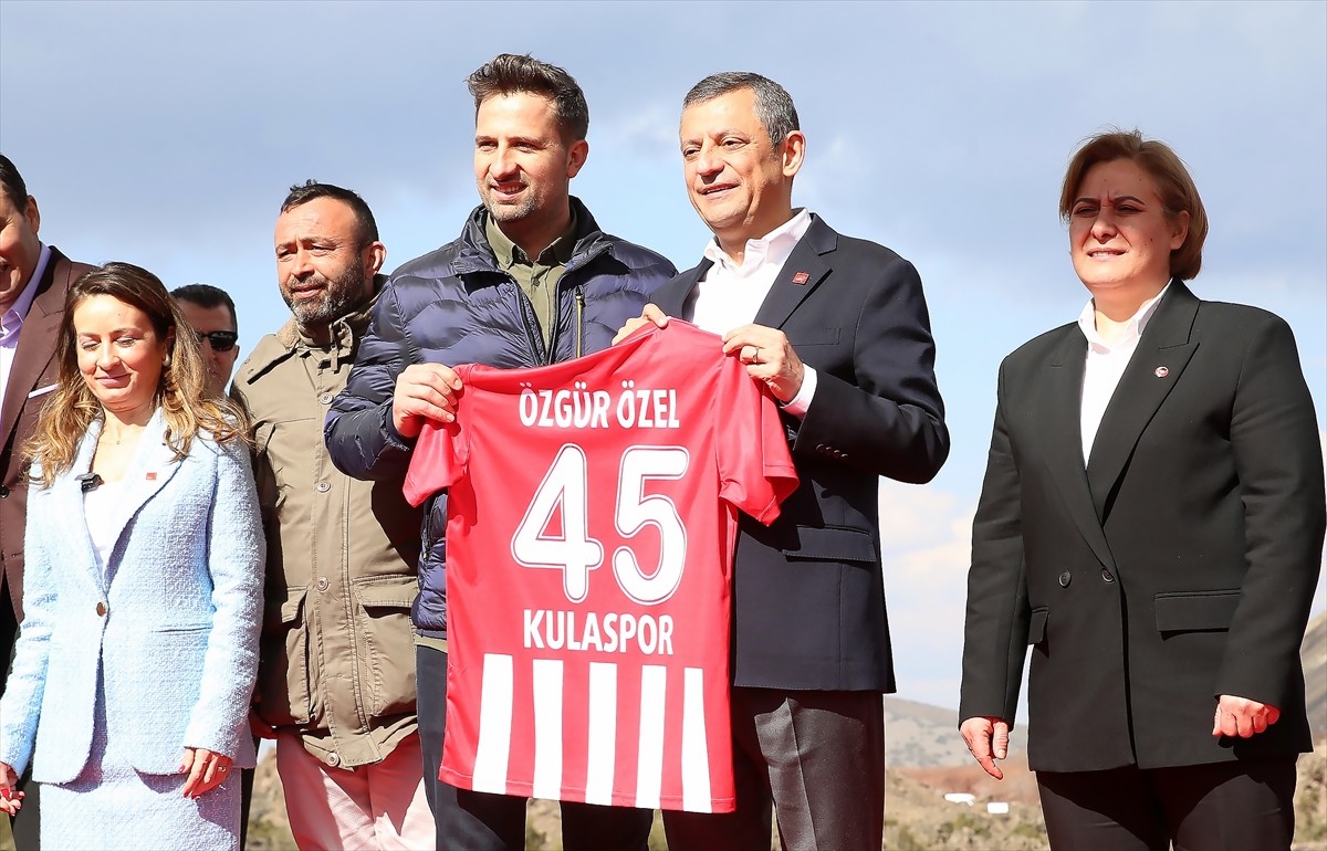 CHP Genel Başkanı Özgür Özel (ortada), Manisa'nın Kula ilçesinde Kula-Salihli UNESCO Global...