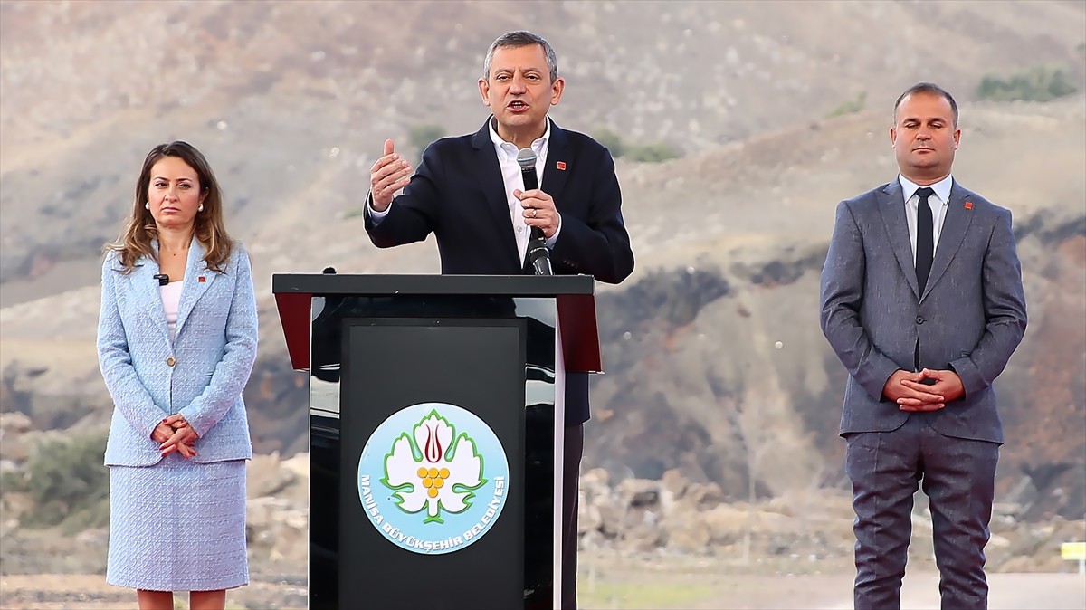 CHP Genel Başkanı Özgür Özel (ortada), Manisa'nın Kula ilçesinde Kula-Salihli UNESCO Global...