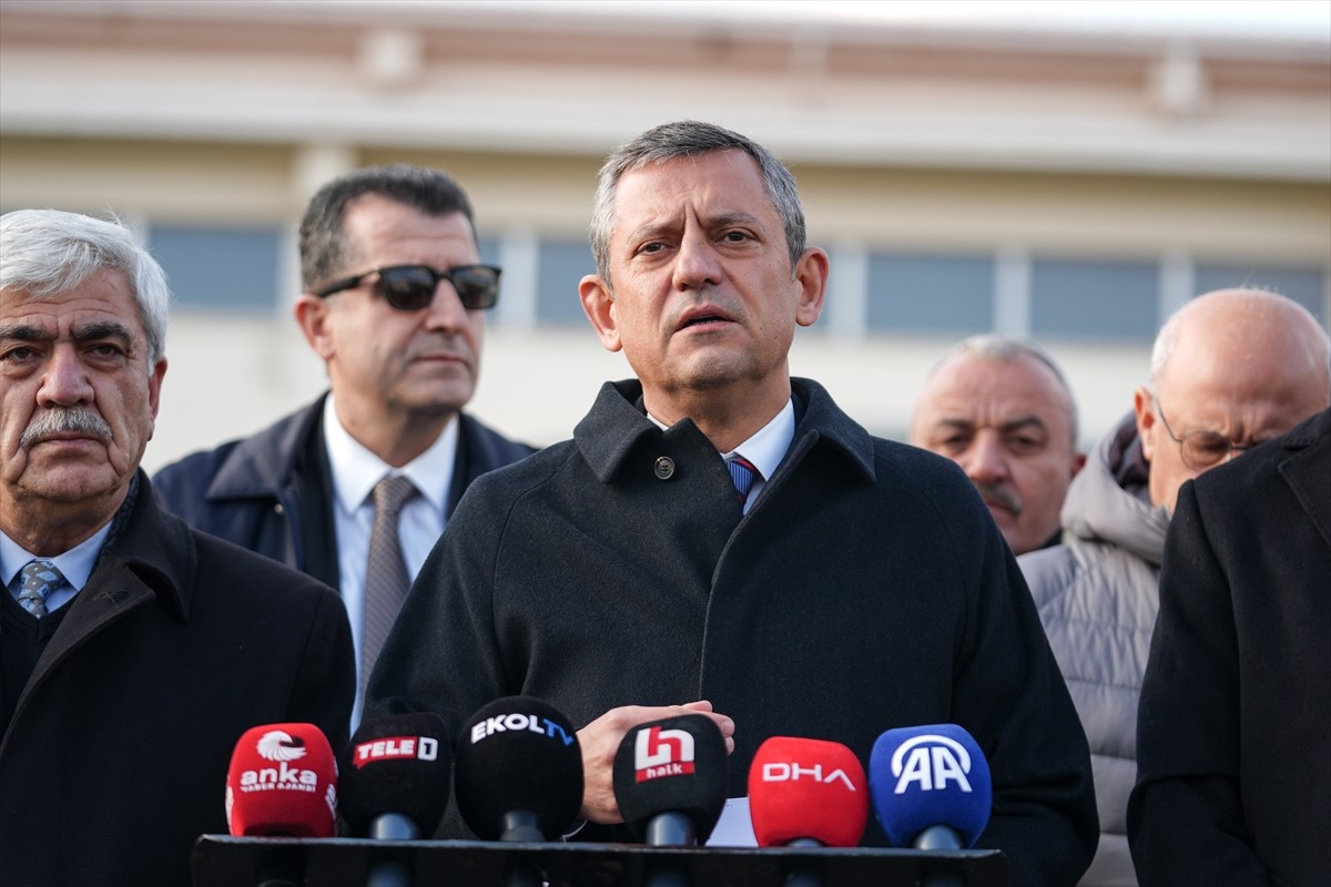 CHP Genel Başkanı Özgür Özel (ortada), Silivri'deki Marmara Ceza İnfaz Kurumları Kampüsü'nde...