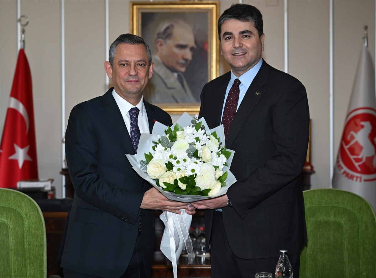CHP Genel Başkanı Özgür Özel, (solda) Demokrat Parti (DP) Genel Başkanı Gültekin Uysal'ı (sağda)...