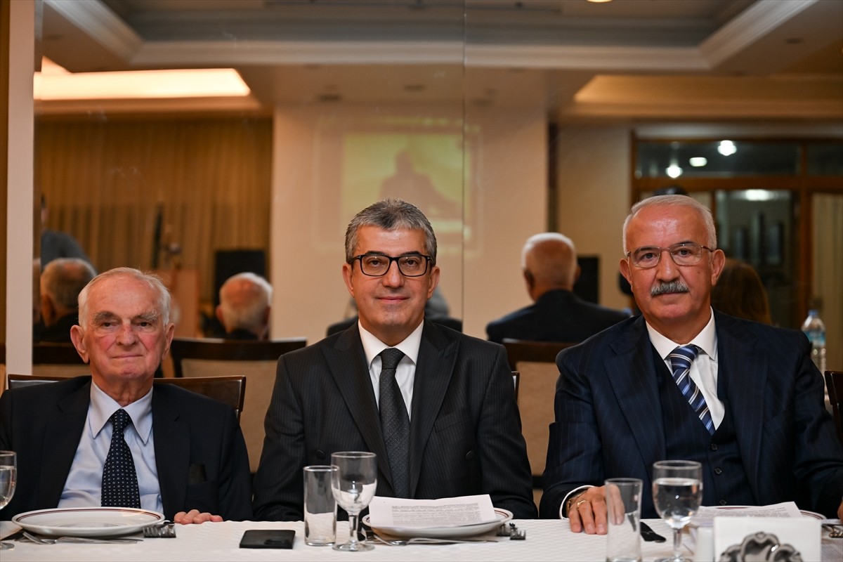 CHP Grup Başkanvekili Gökhan Günaydın (ortada), Anadolu Kulübü Derneğince, 1 Mart 2003...