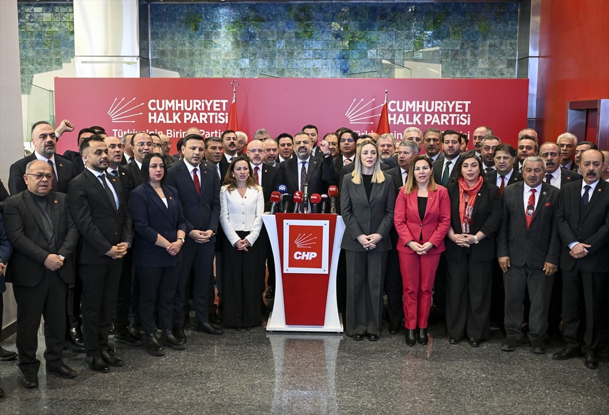 CHP İzmir İl Başkanı Şenol Aslanoğlu, parti genel merkezinde düzenlenen basın toplantısında, 81 il...