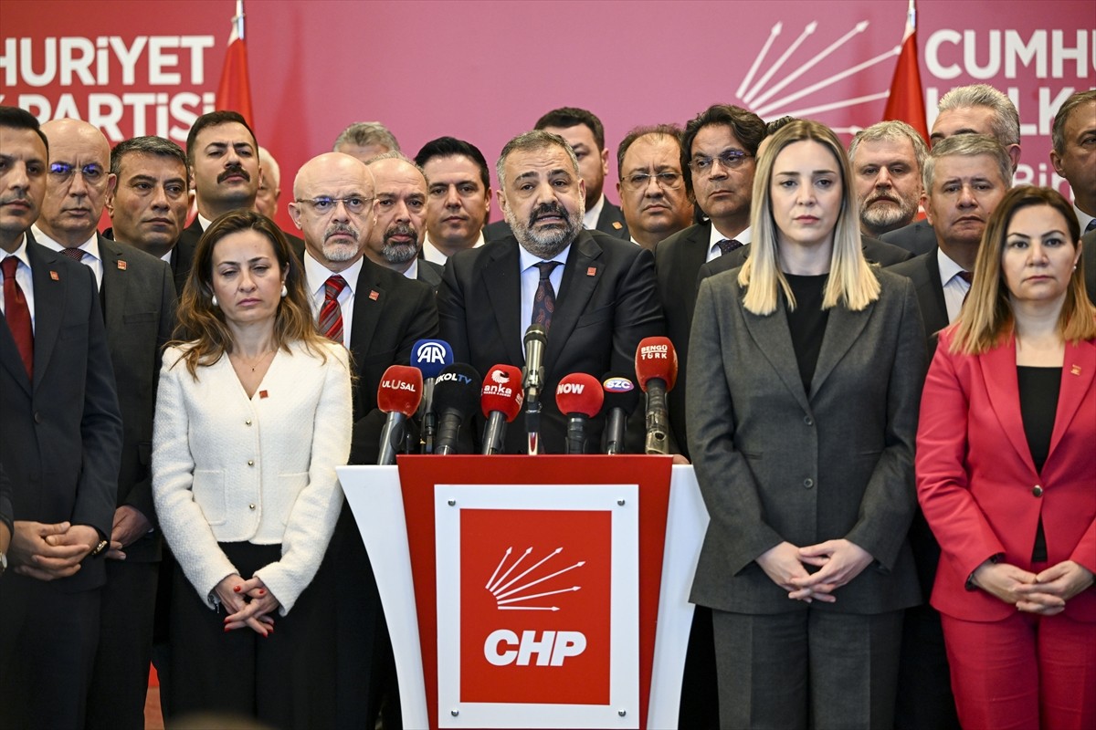 CHP İzmir İl Başkanı Şenol Aslanoğlu, parti genel merkezinde düzenlenen basın toplantısında, 81 il...
