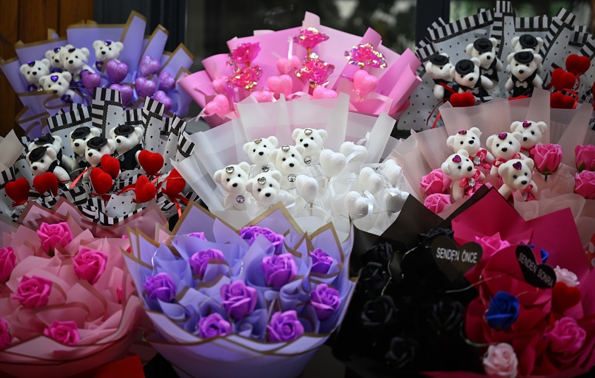 Çiçekçilerde 14 Şubat Sevgililer Günü hareketliliği yaşanırken, bu günün vazgeçilmezi kırmızı gül...