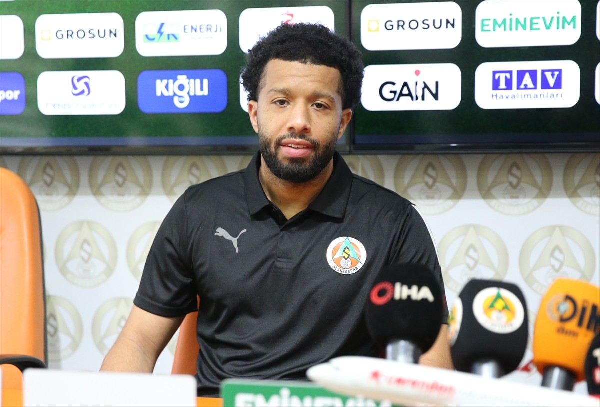 Corendon Alanyaspor, ara transfer döneminde kadrosuna kattığı 5 oyuncu ile sözleşme imzaladı....