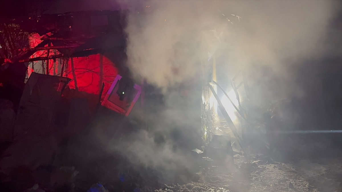 Çorum'da alzaymır hastası yaşlı adam, evinde çıkan yangında hayatını kaybetti. Yangın nedeniyle ev...