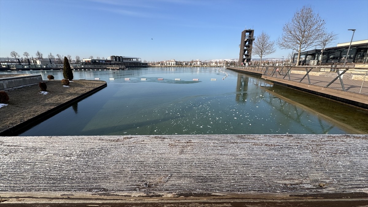 Çorum'da bulunan Millet Bahçesi'ndeki 24 bin metrekarelik biyolojik arıtmalı göletin yüzeyi buzla...