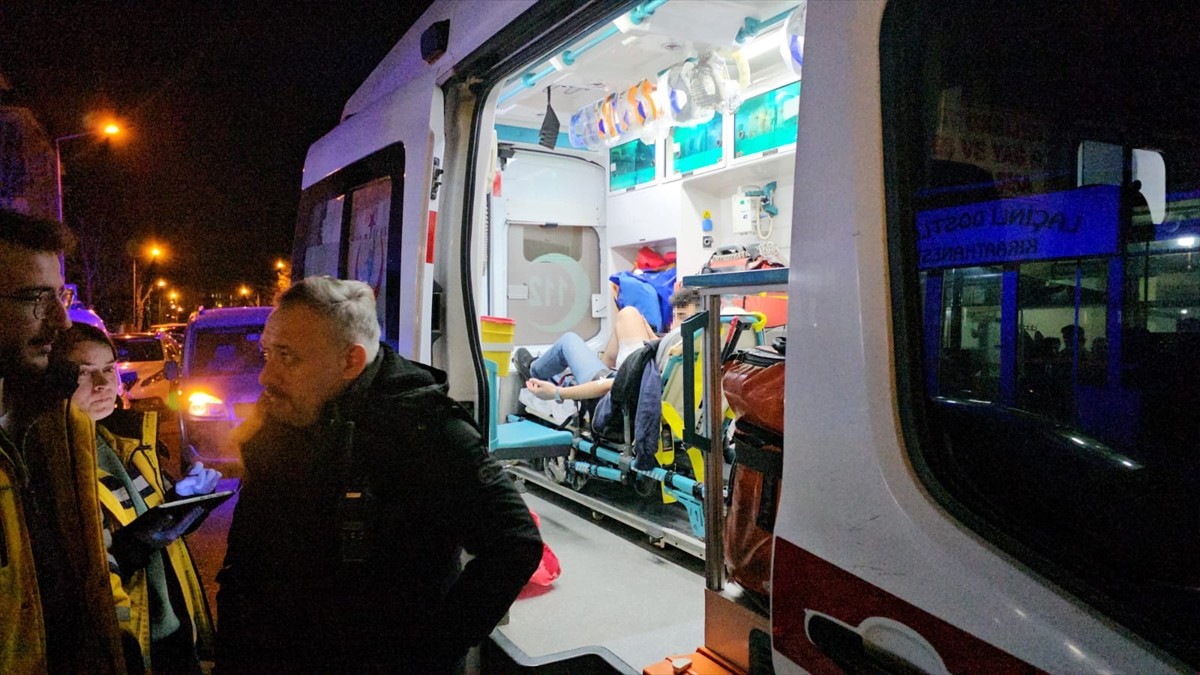 Çorum'da tanımadığı 4 kişinin bıçaklı saldırısına uğrayan genç yaralandı. Bacağından yaralanan...