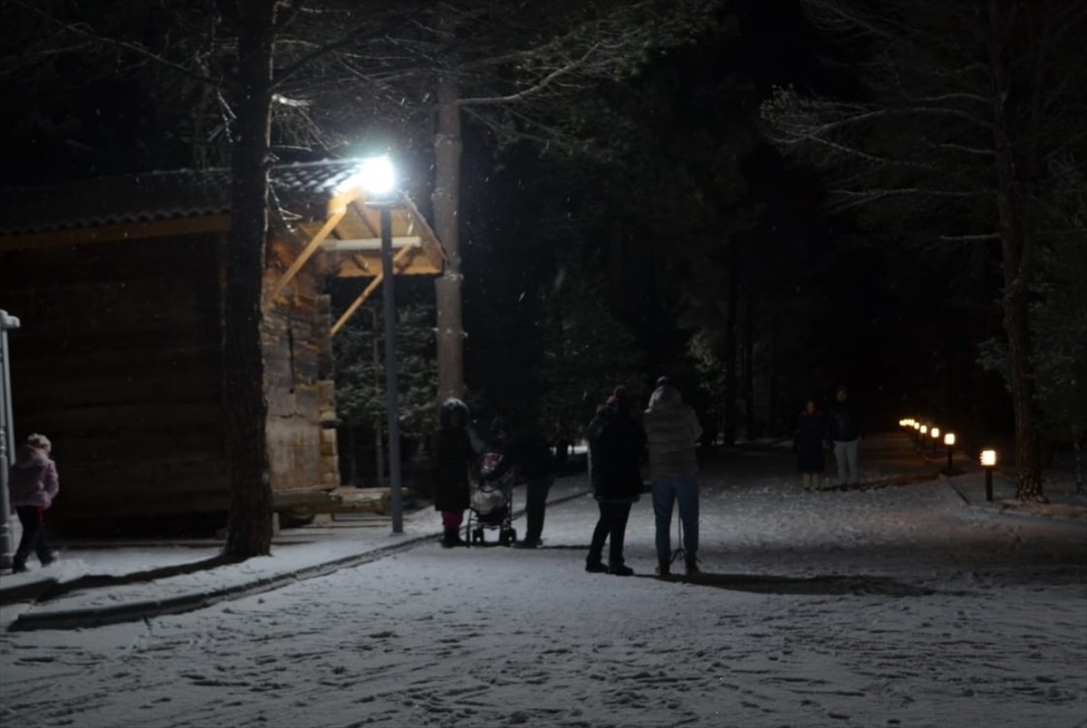 Çorum'un Dodurga ilçesinde çocuklar, karla kaplanan yollarda tepsilerle kayarak eğlendi.
