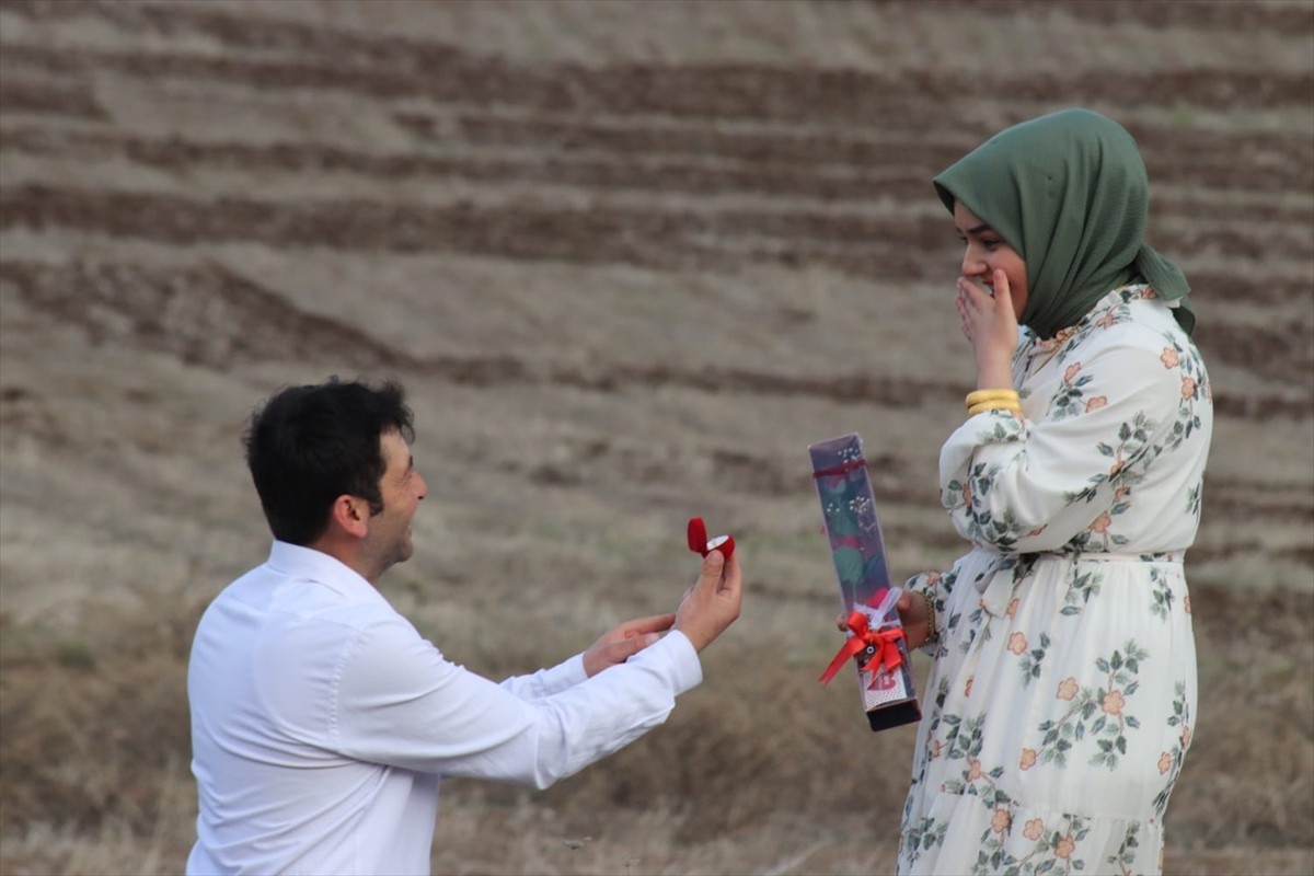 Çorum'un İskilip ilçesinde bir çiftçi tarlasını traktörüyle "Benimle evlenir misin” yazacak...