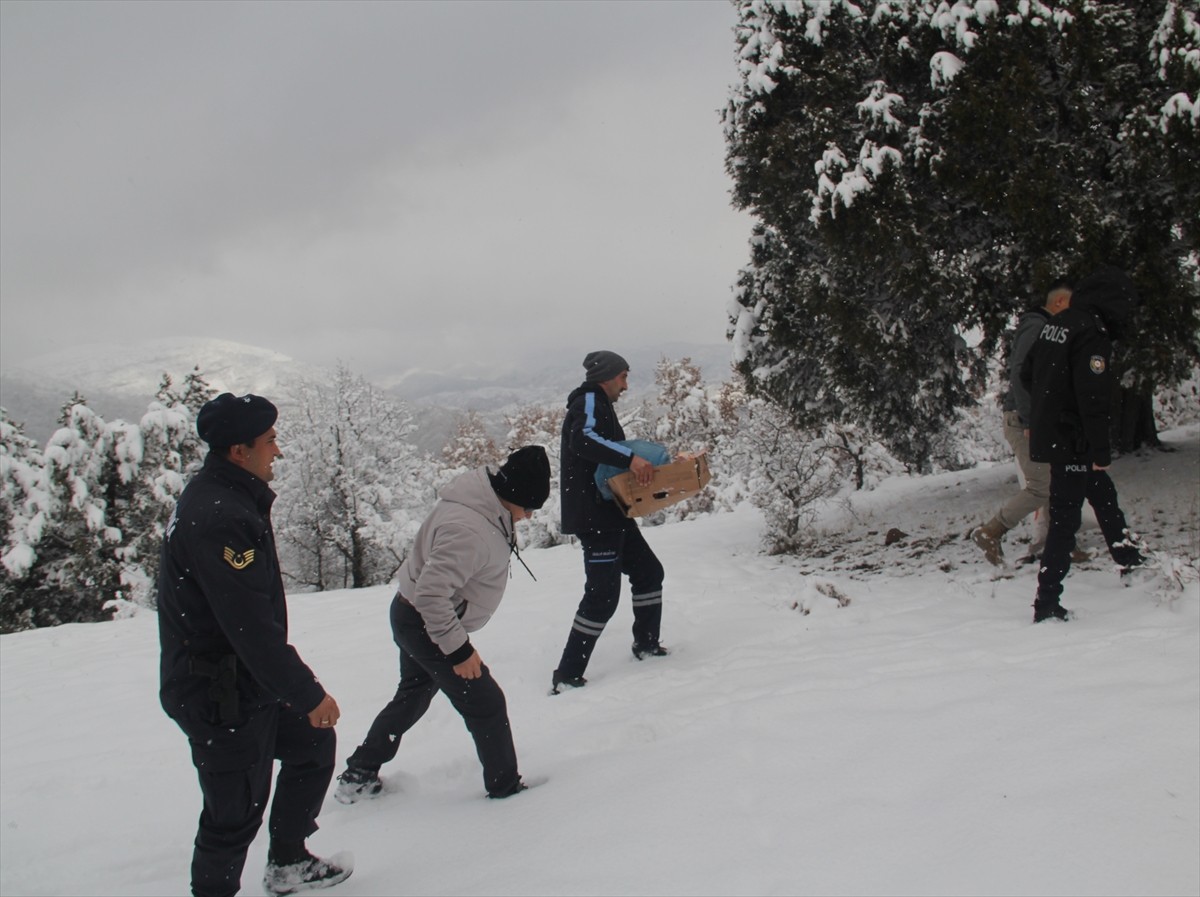 Çorum'un Oğuzlar Kaymakamı Tayfun Yılmaz, Belediye Başkanı Mustafa Cebeci, İlçe Jandarma Komutanı...