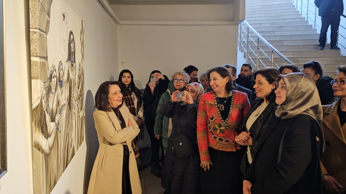 Çorum Belediyesince düzenlenen "2. Puduhepa Kadın Kültür Günleri" kapsamında, 71 kadın ressamın...
