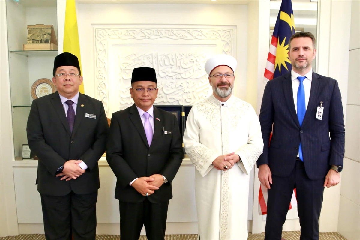 Cumhurbaşkanı Erdoğan'a resmi temaslarda bulunmak üzere gerçekleştirdiği Malezya ziyaretinde eşlik...