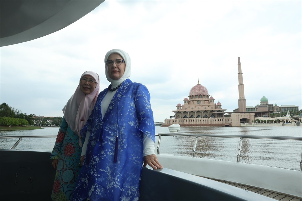 Cumhurbaşkanı Recep Tayyip Erdoğan'ın eşi Emine Erdoğan, Malezya'daki temaslarına ilişkin...