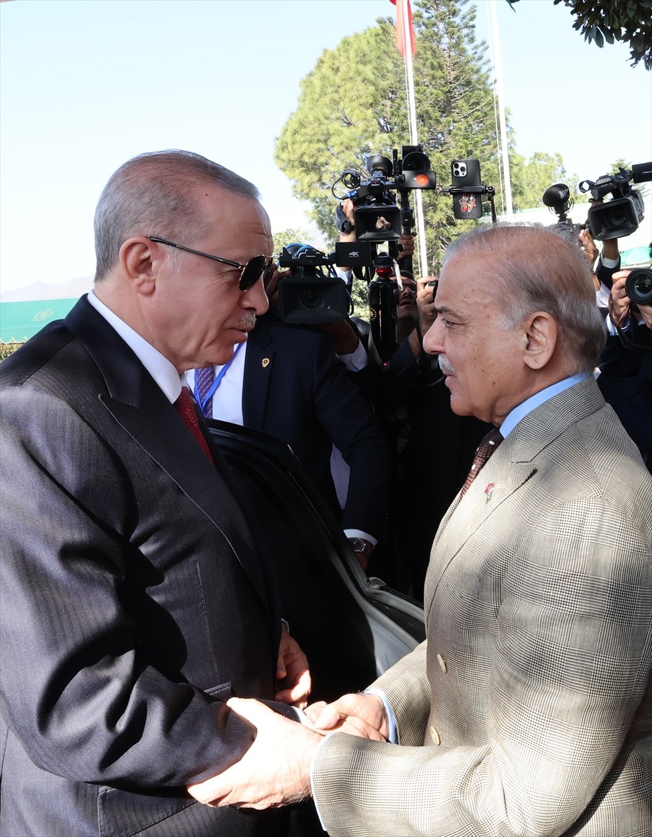 Cumhurbaşkanı Recep Tayyip Erdoğan, resmi temaslarda bulunmak üzere gittiği Pakistan'da, Başbakan...