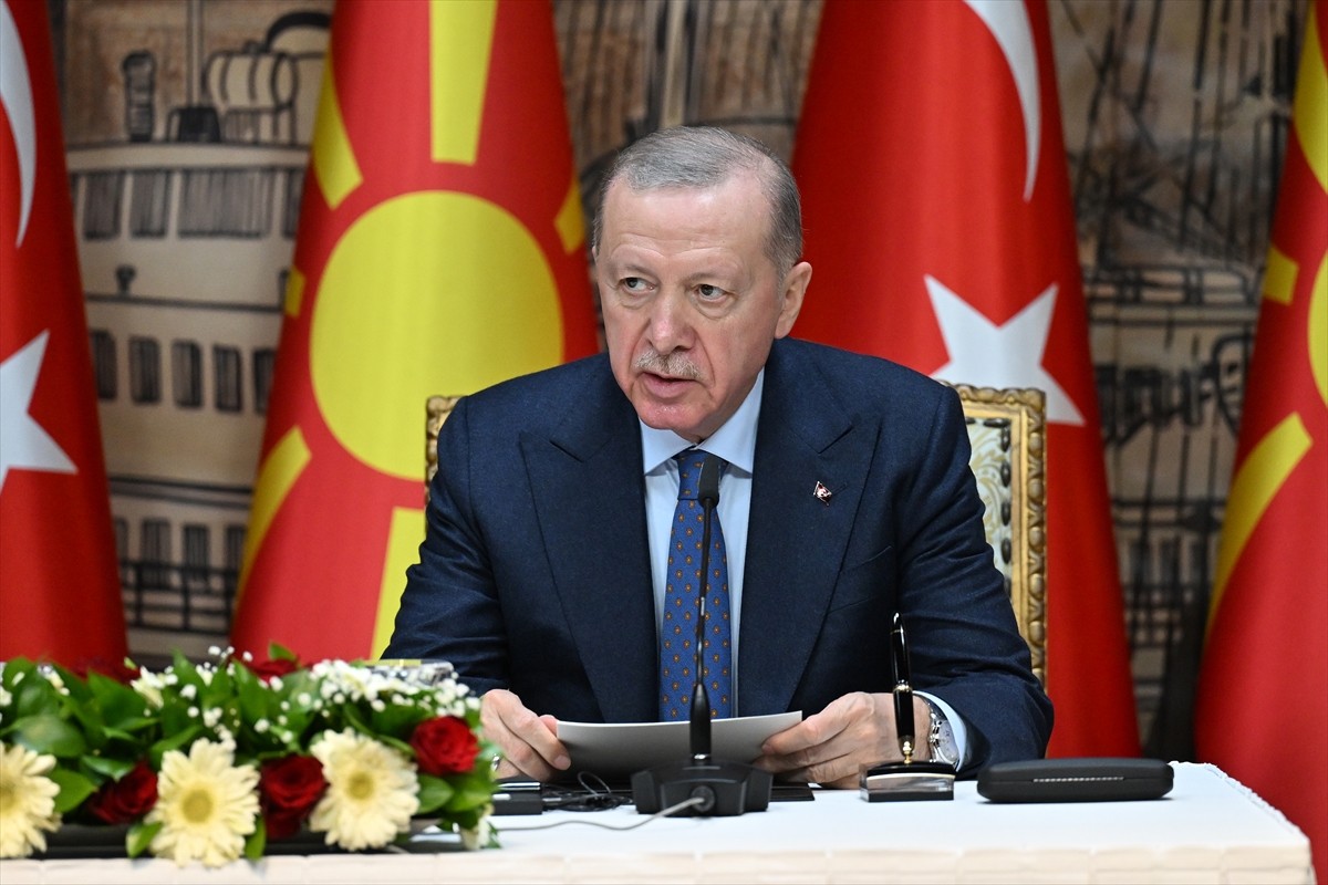 Cumhurbaşkanı Recep Tayyip Erdoğan (sağda), Kuzey Makedonya Başbakanı Hristijan Mickoski'yi...