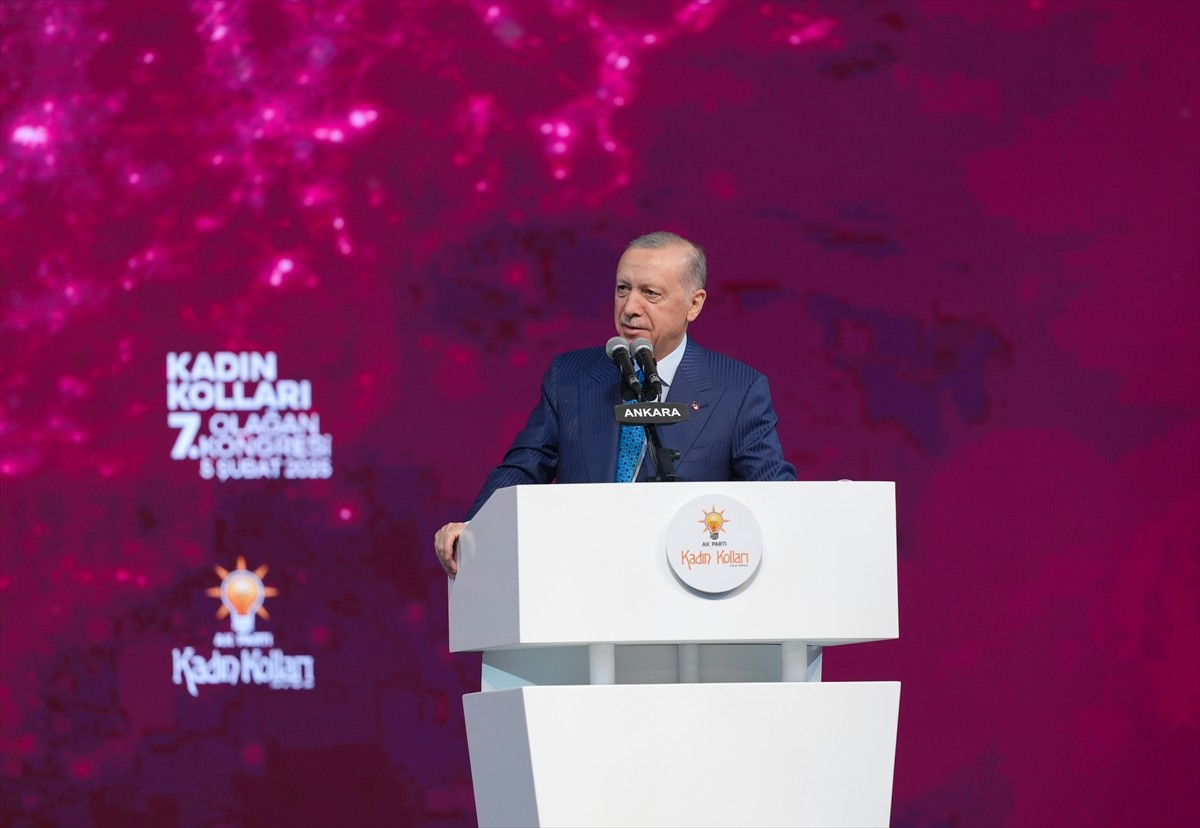 Cumhurbaşkanı ve AK Parti Genel Başkanı Recep Tayyip Erdoğan, Ankara Spor Salonu'nda AK Parti...