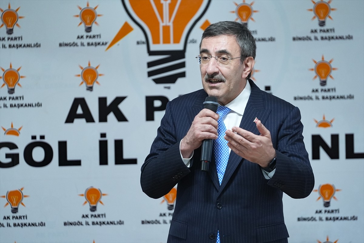 Cumhurbaşkanı Yardımcısı Cevdet Yılmaz, Bingöl'deki temasları kapsamında AK Parti İl Başkanlığını...