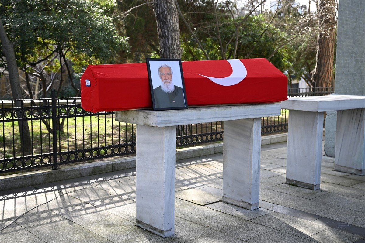 Cumhurbaşkanlığı Kültür ve Sanat Büyük Ödülü sahibi kaligrafi sanatçısı, ressam ve gazeteci Etem...