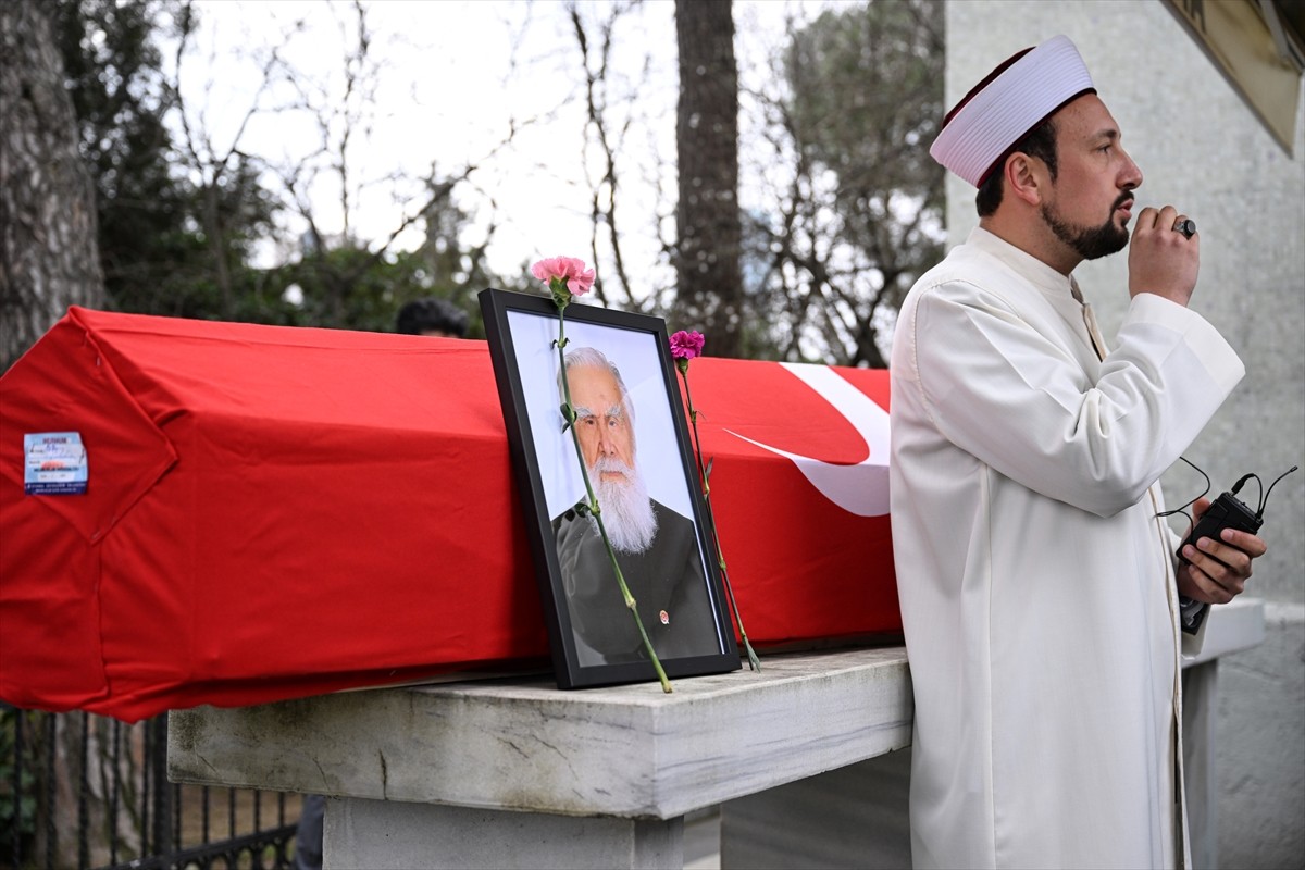 Cumhurbaşkanlığı Kültür ve Sanat Büyük Ödülü sahibi kaligrafi sanatçısı, ressam ve gazeteci Etem...