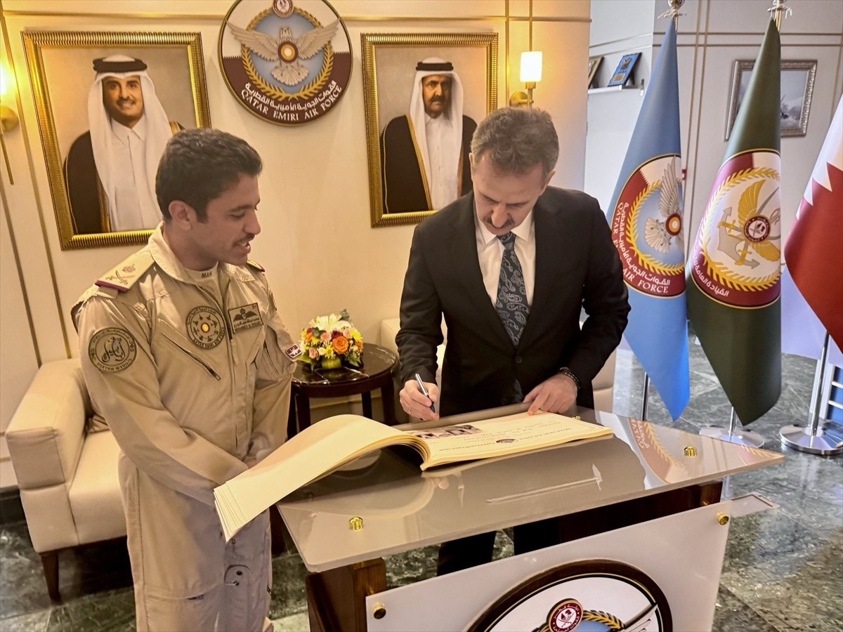 Cumhurbaşkanlığı Savunma Sanayii Başkanı Haluk Görgün (sağda), Doha'da IDEX 2025 Fuarı sonrasında...