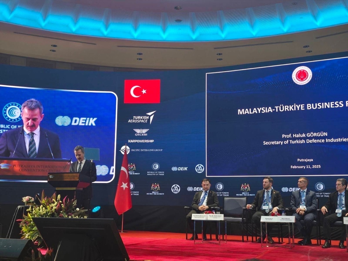 Cumhurbaşkanlığı Savunma Sanayii (SSB) Başkanı Haluk Görgün (solda), Cumhurbaşkanı Recep Tayyip...